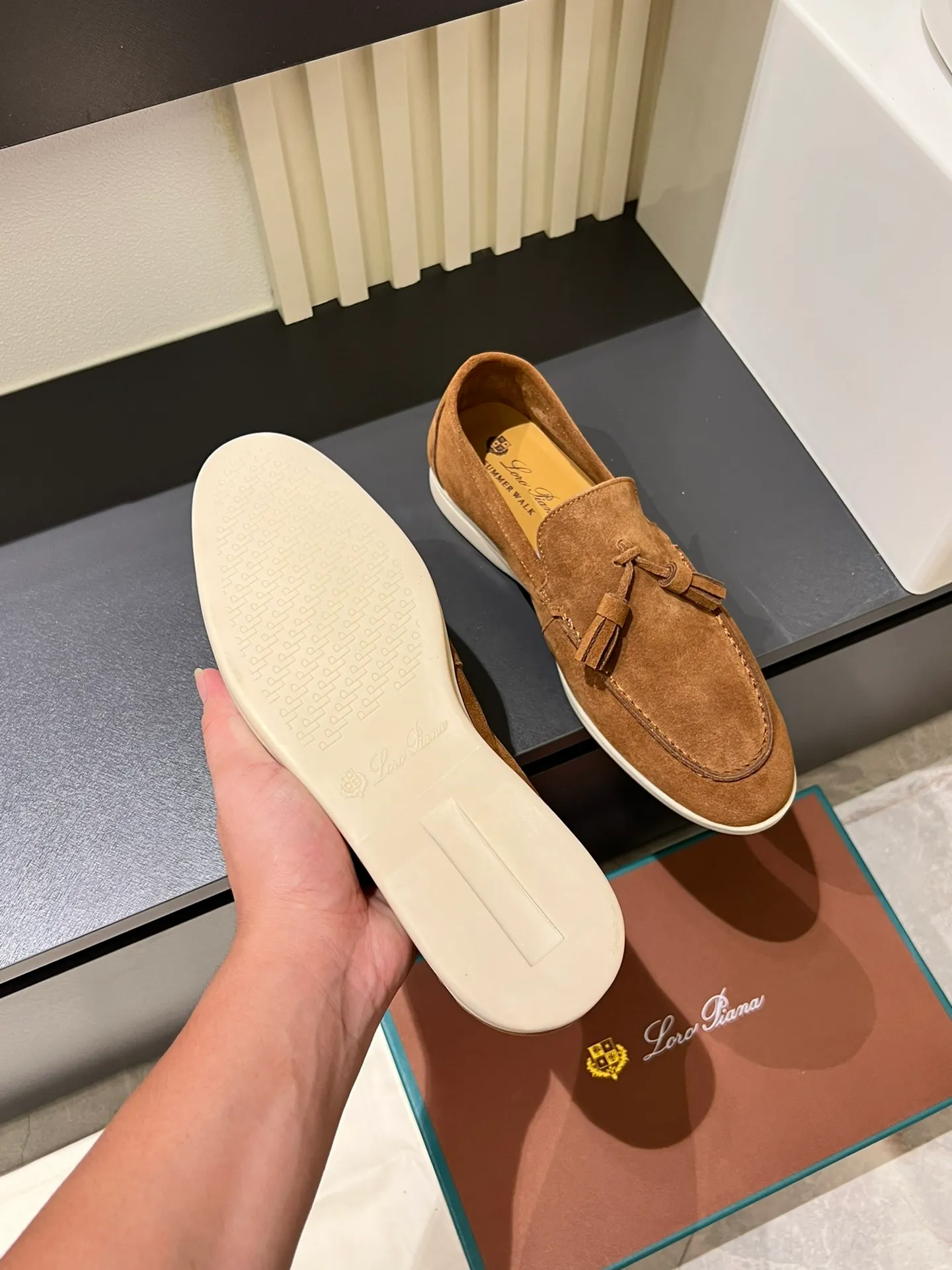 Men's shoes 💰p360 "Loro men's shoes 💰pian'*" Classic L men's shoes for couples 💰p Top version British flat loafers, a must-have item in old money style, the minimalist design is eye-catching and durable, a plus point for dressing The soft foot feel and texture are outstanding. They don’t scratch your feet and are very nice. They are matched with soft and waxy soles. They can be worn daily for a long time without getting tired. They are easy to wear, versatile and classic items, with perfect foot feel and texture! Imported cashmere fabric, the lining is made of imported A-grade water-dyed cow lining, the top version of the genuine leather midsole is sewn with pure handmade mark thread! Size: Female 35-40 (34. Customized) Male 38-44 (45.46. Customized)